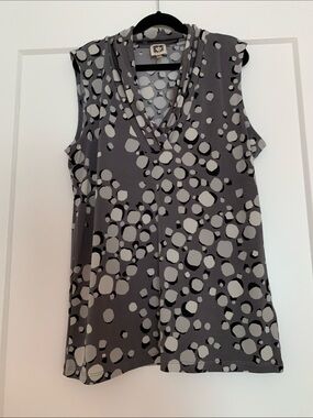 Anne Klein Gray and Black Sleeveless V-Neck Dot Print Top